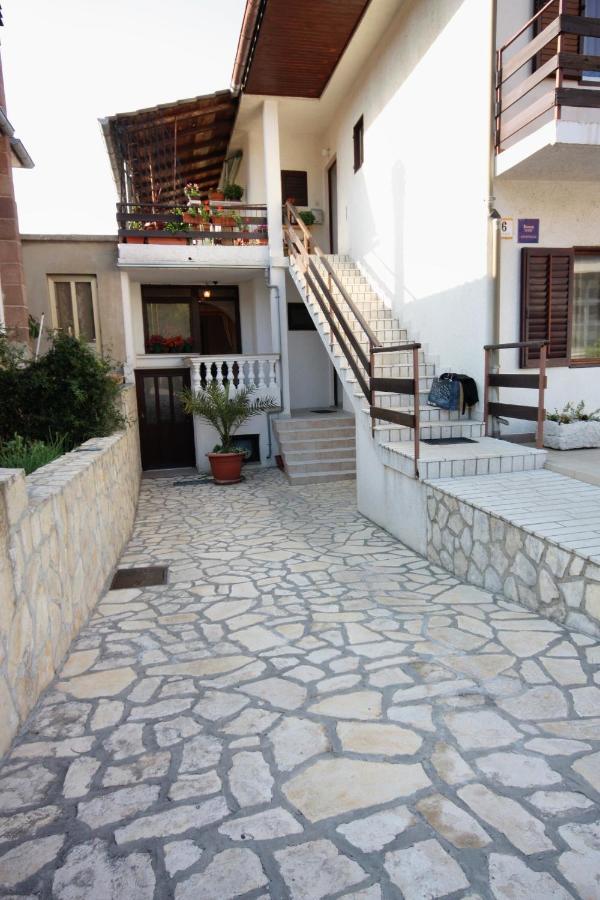 Apartments And Rooms With Parking Space Vrbnik, Krk - 5301 Exteriör bild