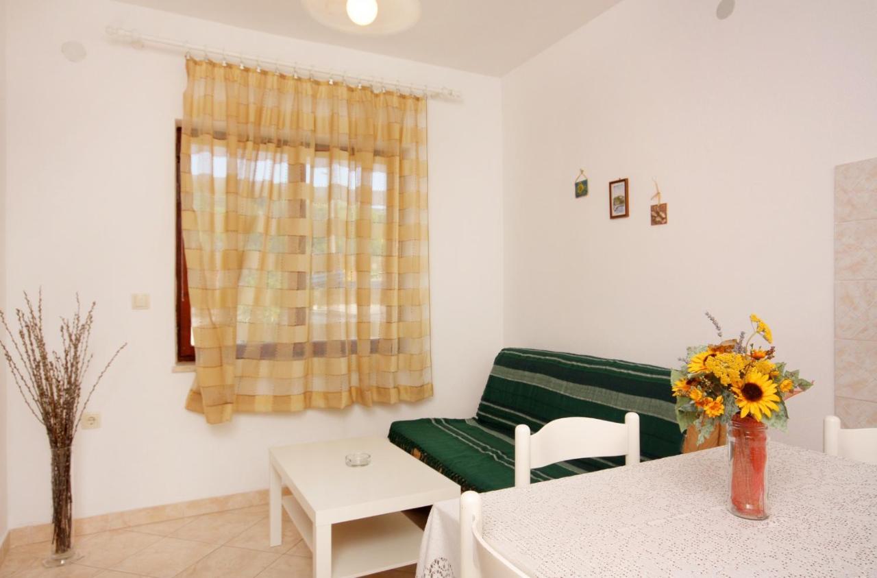 Apartments And Rooms With Parking Space Vrbnik, Krk - 5301 Exteriör bild
