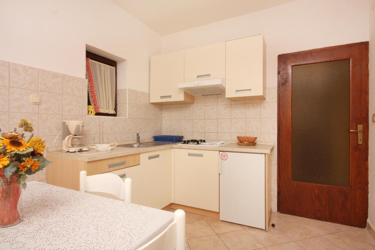 Apartments And Rooms With Parking Space Vrbnik, Krk - 5301 Exteriör bild