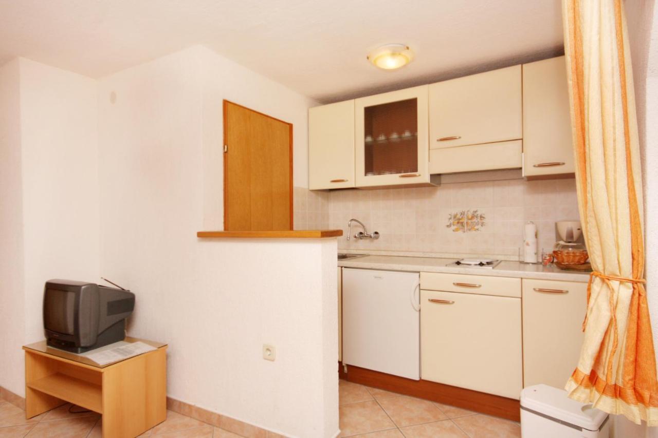 Apartments And Rooms With Parking Space Vrbnik, Krk - 5301 Exteriör bild